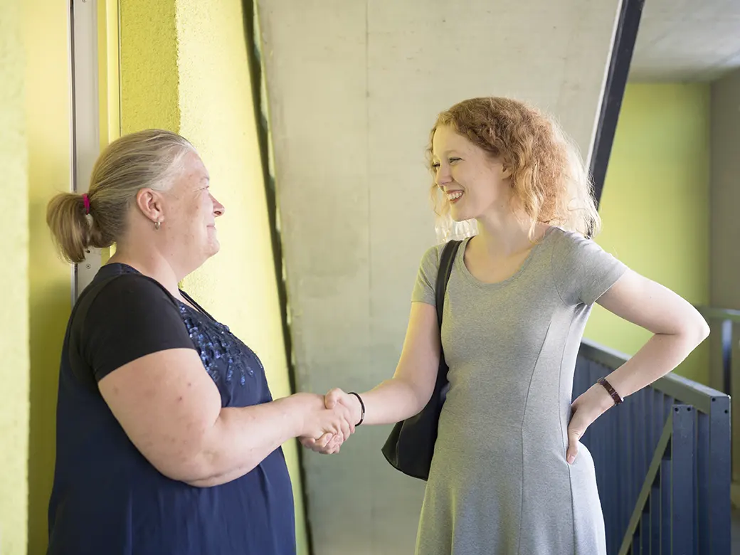 Frauen Seite an Seite